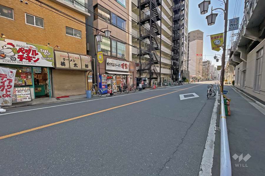 敷地の北西側前面道路は藍染川通りです（南西側から）。