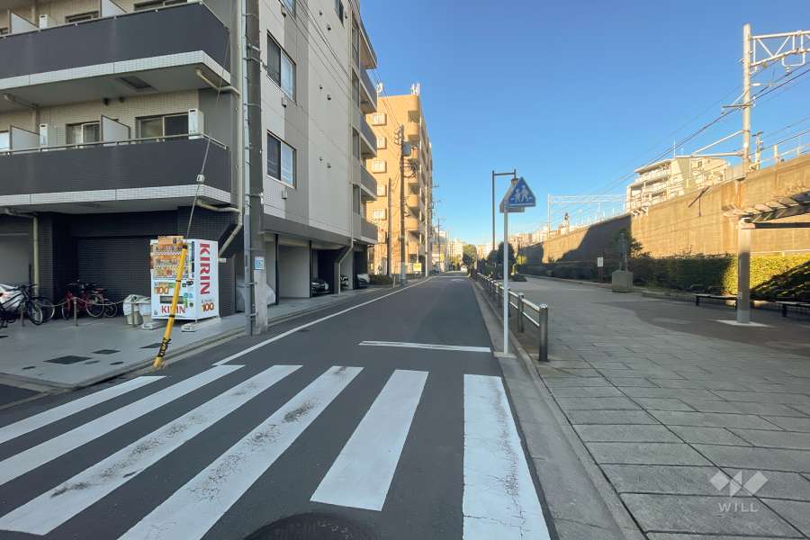 敷地の北側前面道路（東側から）