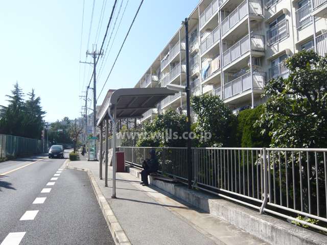 目の前にバス停があります