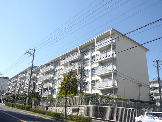 宝塚逆瀬台住宅2号棟の外観（南東から）
