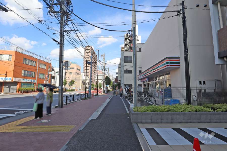 敷地北側の前面道路（西側から）
