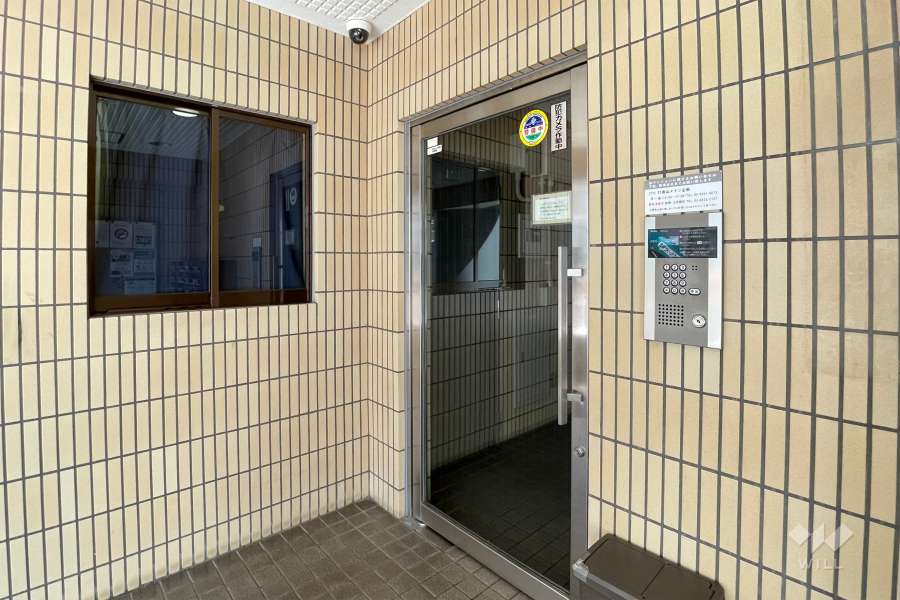 エントランスはオートロック付きです。