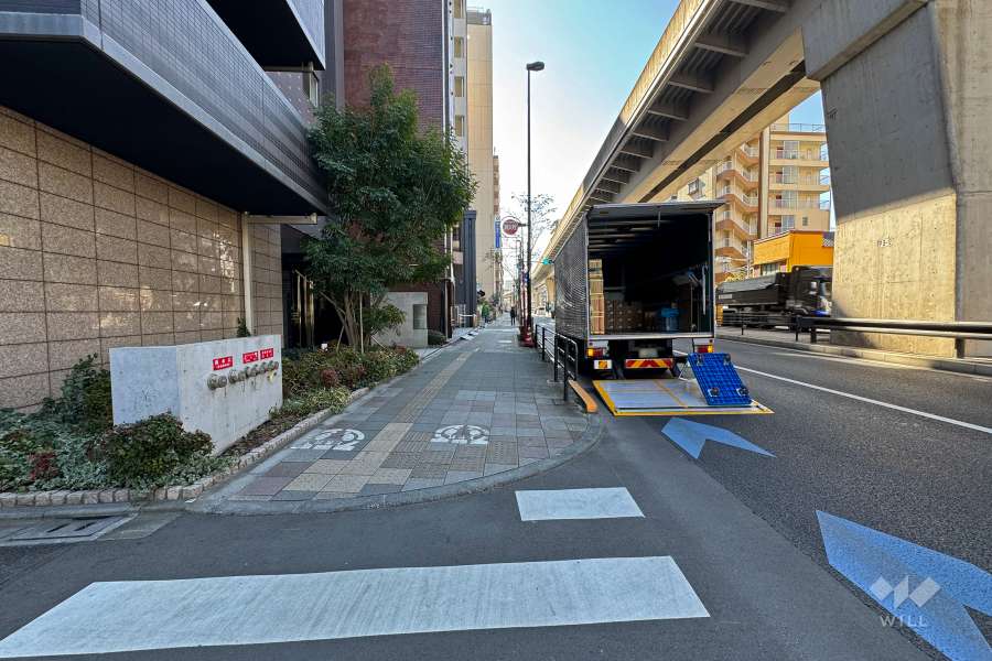 敷地西側の前面道路（北側から）
