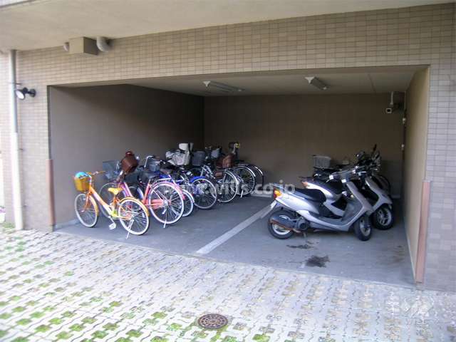 駐輪場、バイク置き場。