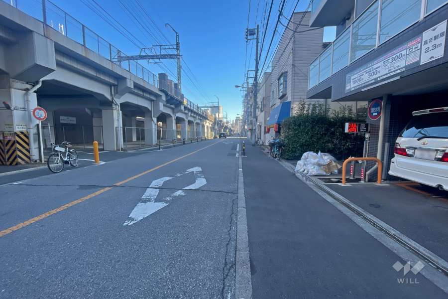 敷地北側は京成本線に面しています。