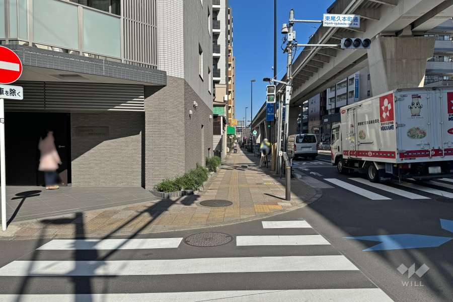 敷地東側の前面道路（南側から）