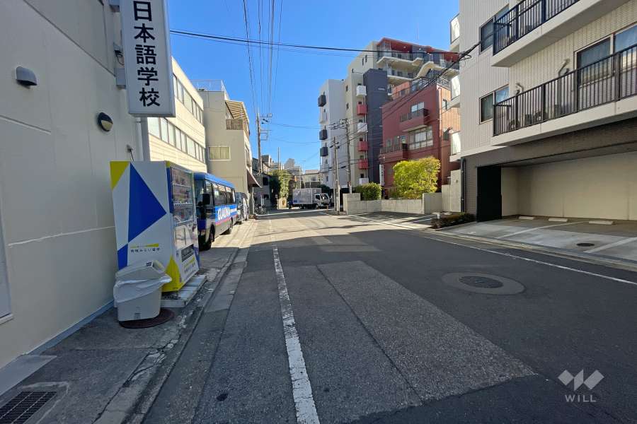敷地北側の前面道路（西側から）