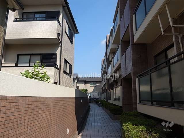 敷地内の通路。