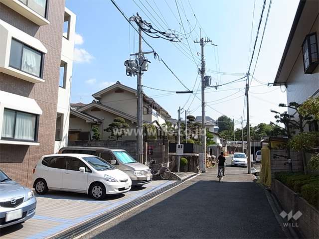 敷地南側の前面道路。突き当たりに『水月公園』があります。