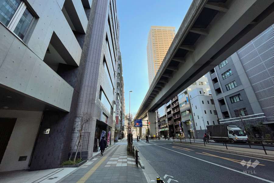 敷地南西側の前面道路（北西側から）