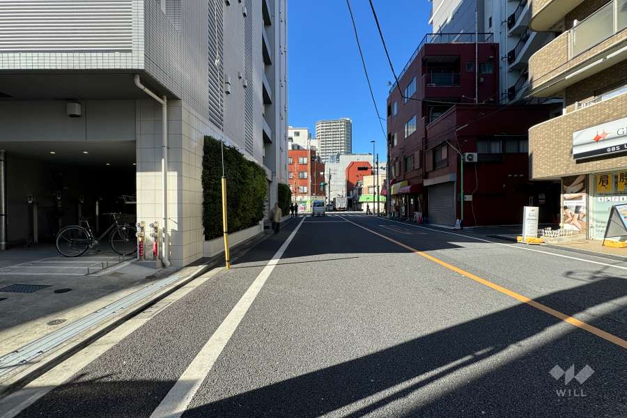 敷地の北側前面道路（東側から）