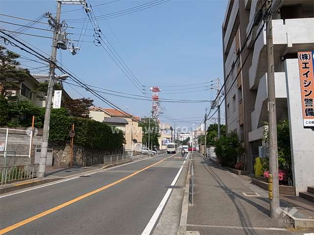 敷地の北側は二車線のバス通りに面しています。