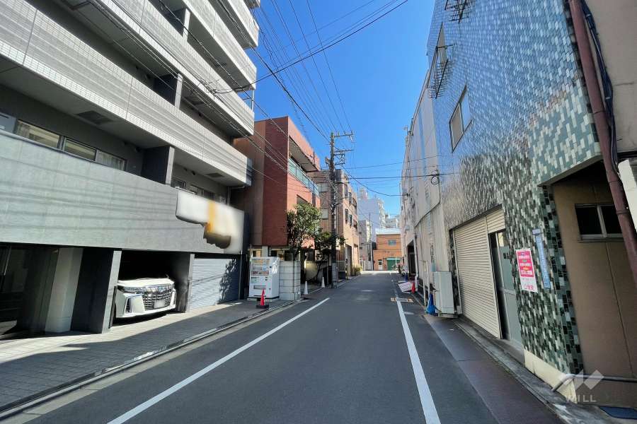 敷地の南側前面道路（西側から）