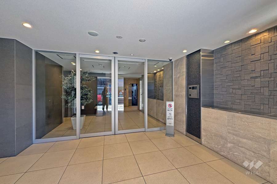 エントランスはオートロック付です。