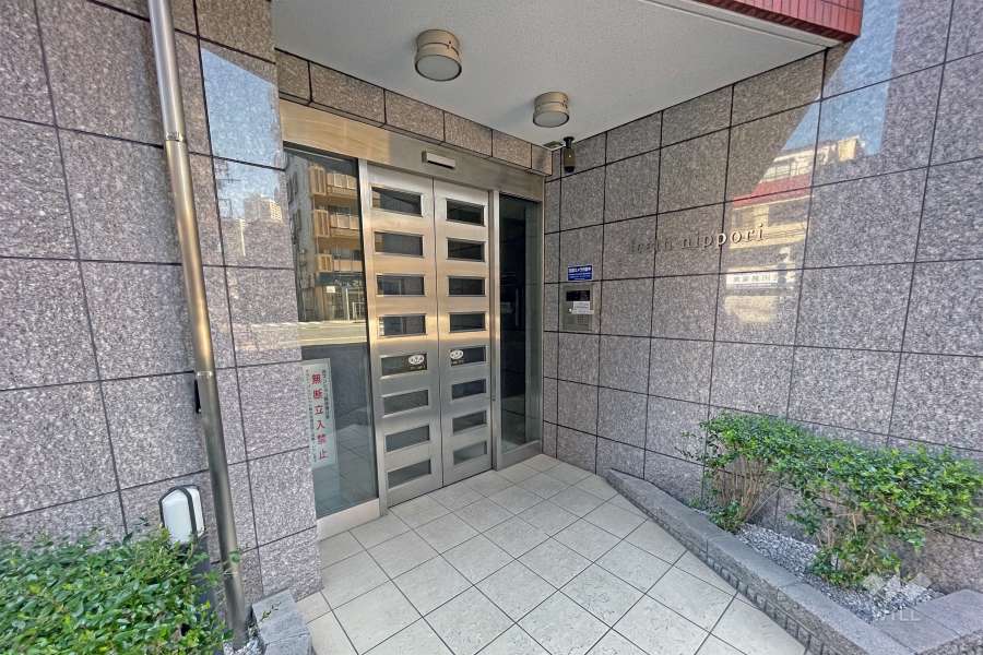エントランスはオートロック付きです。
