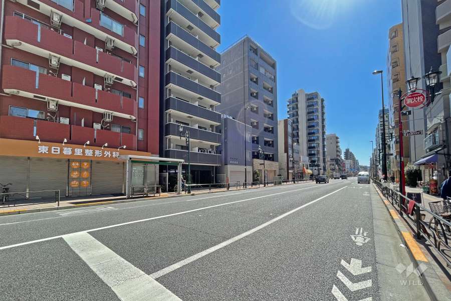 敷地の西側前面道路は尾竹橋通りです（北側から）。
