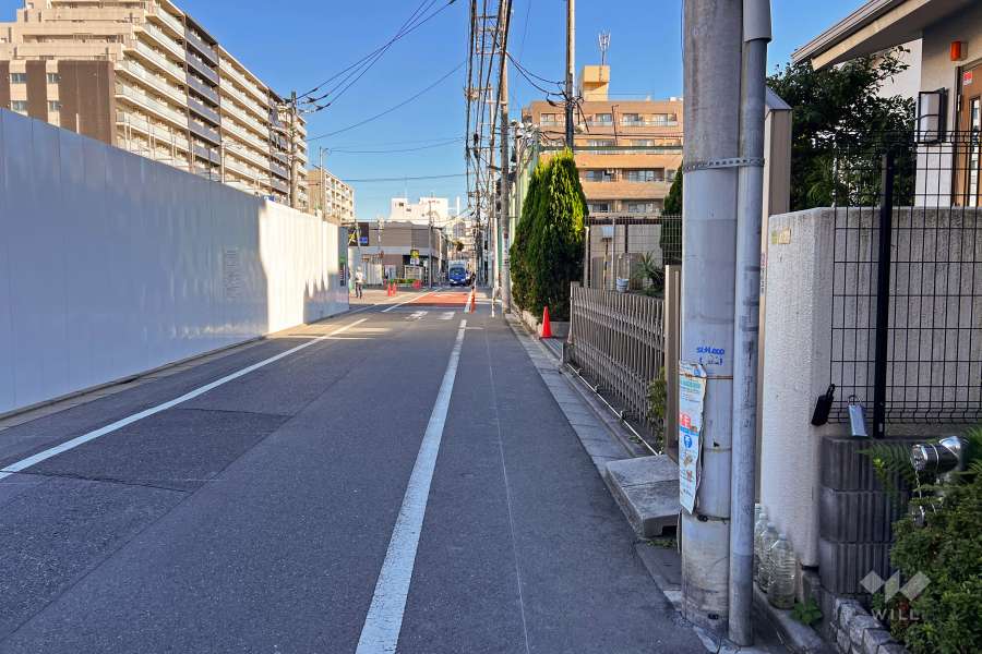 敷地北東側の前面道路（北西側から）