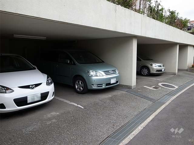 屋根付きの敷地内駐車場