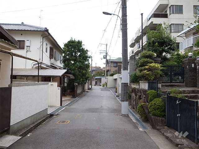 周辺は一戸建てが中心に建ち並ぶ住宅地です。