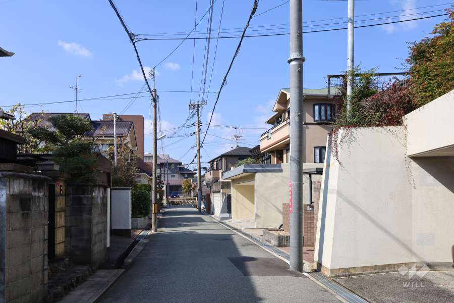敷地南側の前面道路（東側から）