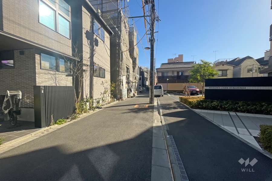 敷地北側の前面道路（西側から）