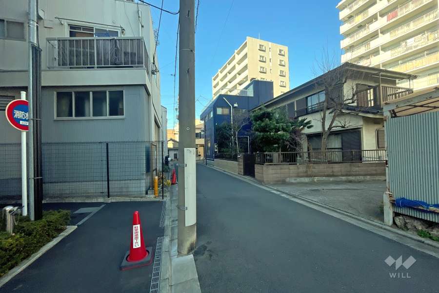 敷地北側の前面道路（東側から）