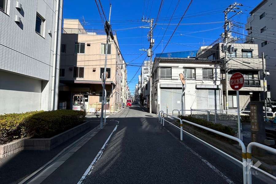 敷地東側の前面道路(南東側から)