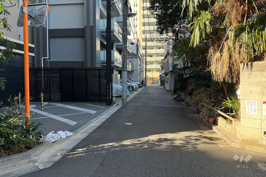 敷地北側の前面道路