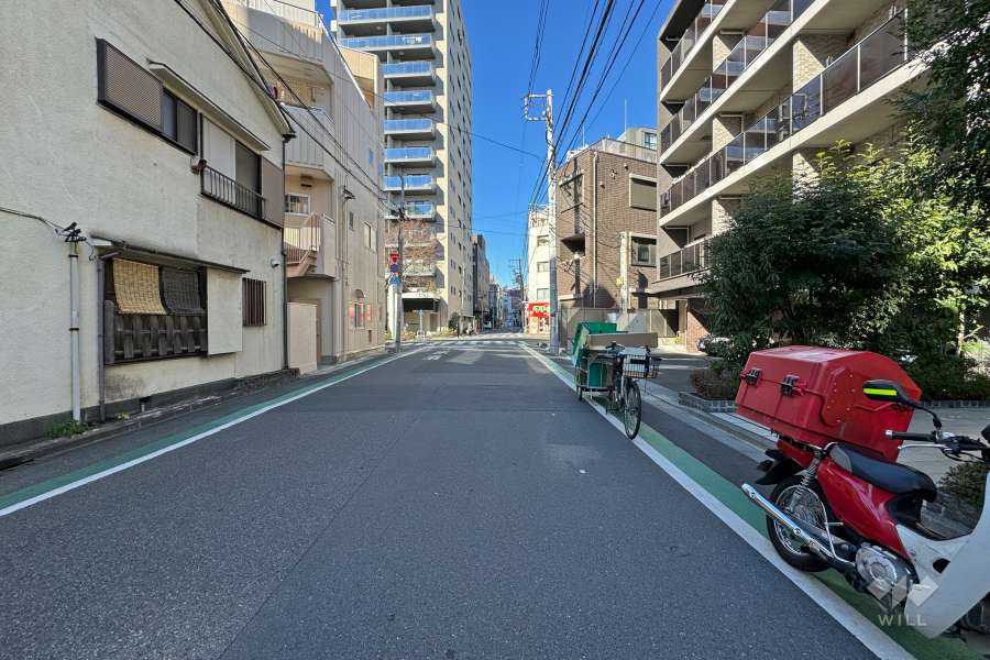 敷地南西側の前面道路（南東側から）