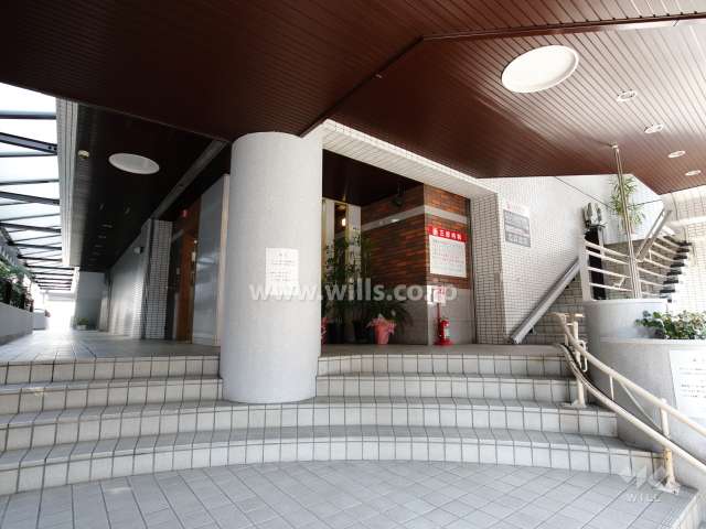 マンションの入口。低層階には店舗が入っています。