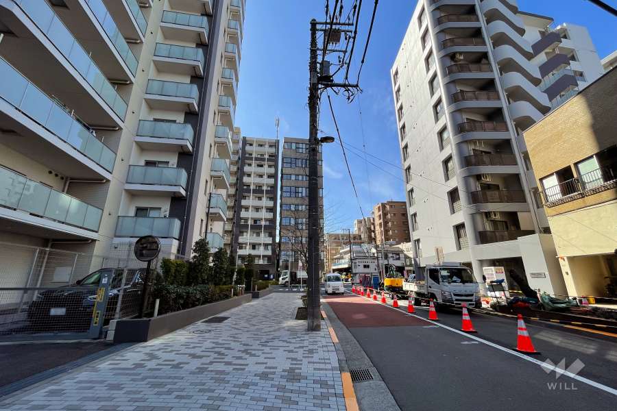 敷地北西側の前面道路（北東側から）