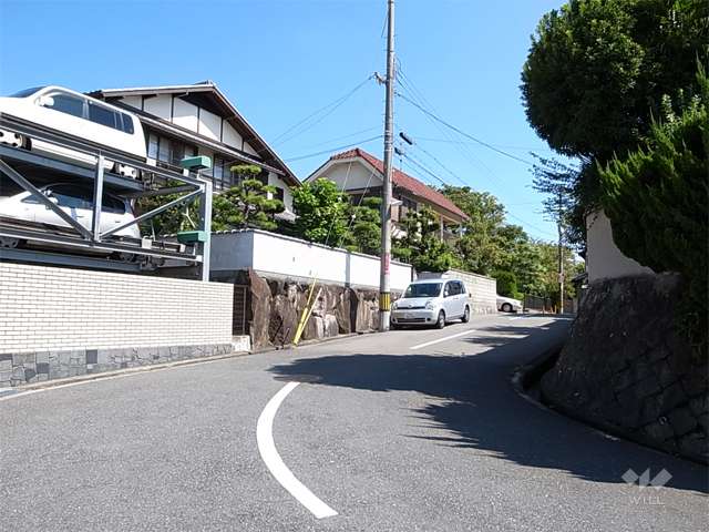 周辺は一戸建てが中心に建ち並ぶ住宅地です。