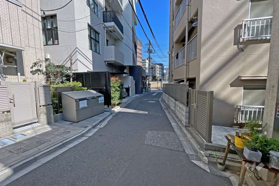 敷地東側の前面道路（南側から）