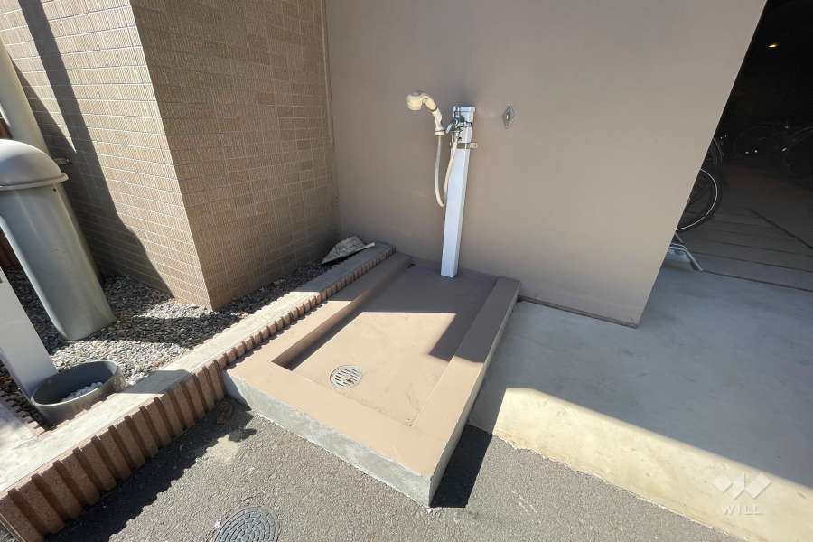 駐輪場横にあるシャワーヘッド付き水洗