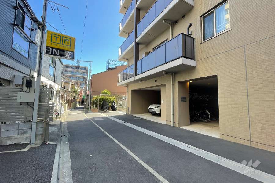 敷地北側の前面道路（西側から）