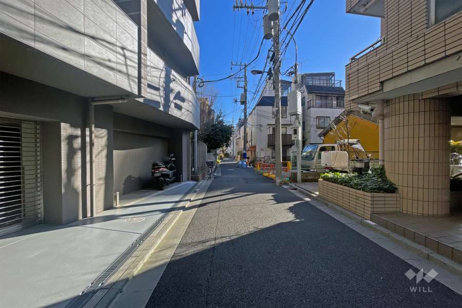 敷地の南西側前面道路（北西側から）