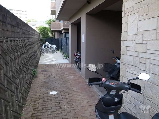 バイク置き場と駐輪場