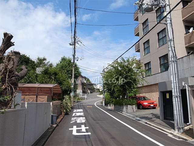 敷地南側の前面道路。周辺はマンションと一戸建てが混在する静かな住宅地です。