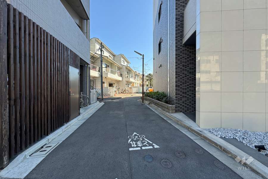敷地の北側前面道路（西側から）