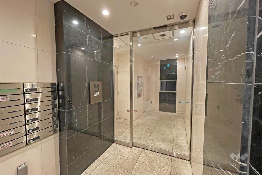 エントランスはオートロック付きです。