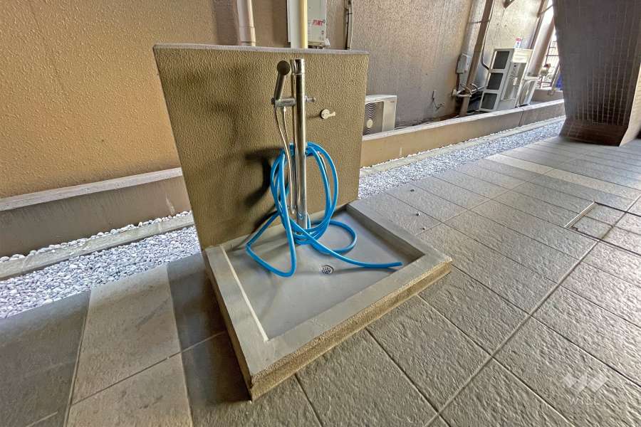 エントランス横にあるシャワーヘッド付き水道設備