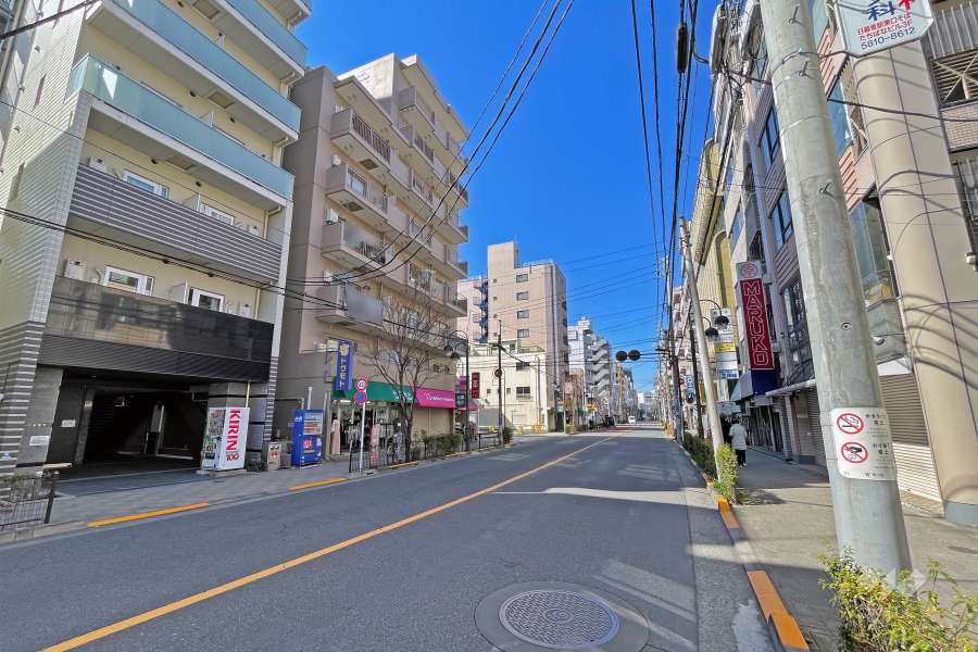 敷地の北側前面道路は日暮里中央通りです（東側から）。