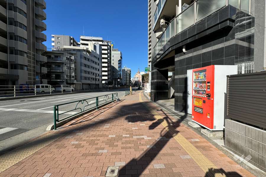 敷地の南側前面道路（東側から）