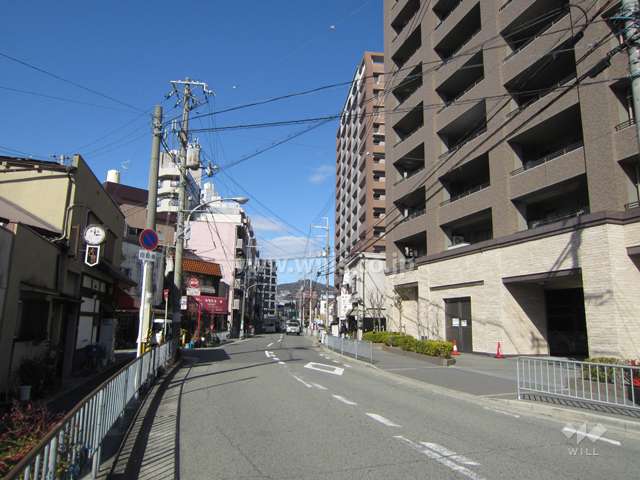 敷地南側の前面道路。周辺は住宅、店舗、事務所などが立ち並ぶ街です。