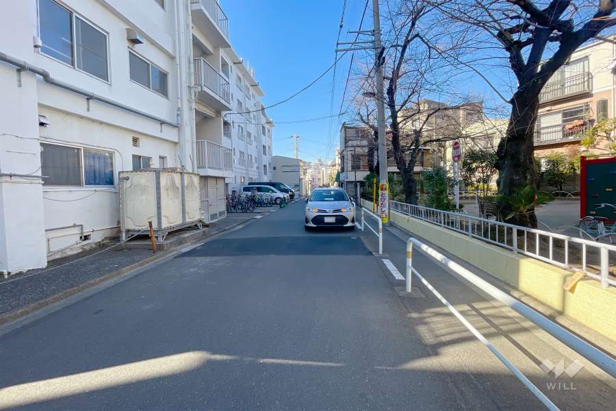 敷地北側の前面道路（東側から）