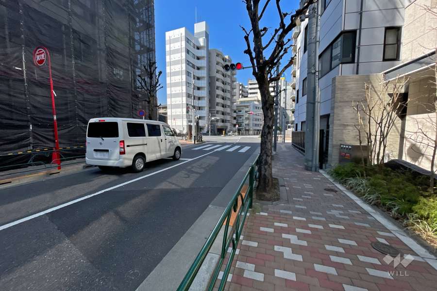 敷地南側の前面道路（東側から）