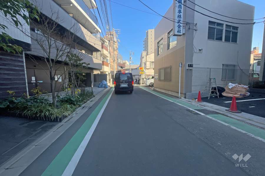 敷地の東側前面道路（南側から）