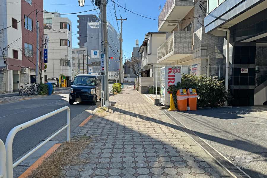 敷地東側の前面道路（北側から）