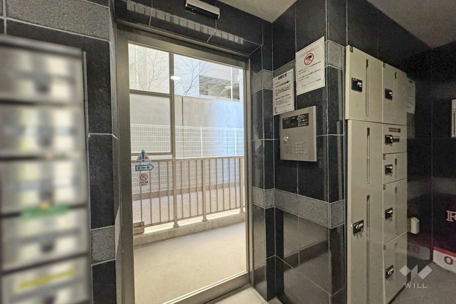 エントランスはオートロック付木です・