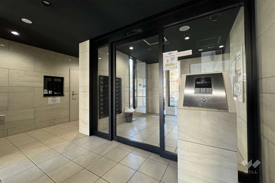 エントランスはオートロック付きです。　